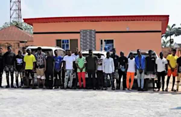 Busted: EFCC storms Yahoo-Boys’ den, arrests kingpin, 26 others